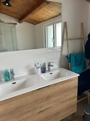 Salle de bains dans l'établissement Maison proche de la mer