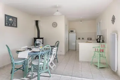 Cuisine ou kitchenette dans l'établissement Maison au calme à 400m de la plage