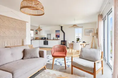 Cuisine ou kitchenette dans l'établissement Maison pour 4 - jardin - 600m de la plage
