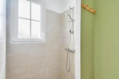Salle de bains dans l'établissement Maison pour 4 - jardin - 600m de la plage