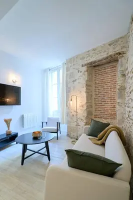 Télévision ou salle de divertissement dans l'établissement La loge des Carmélites Coeur de Nantes WIFI