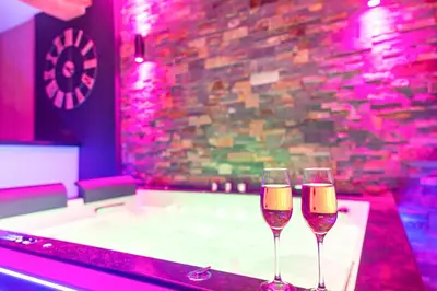 Boissons dans l'établissement Love room au bord de l'eau. L'instant coquin