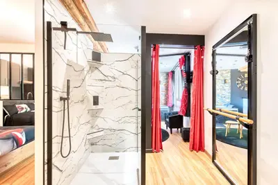 Salle de bains dans l'établissement Love room au bord de l'eau. L'instant coquin