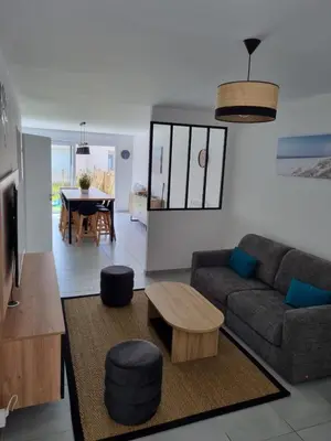 Coin salon dans l'établissement Charmante maison entre mer et forêt
