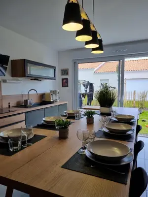 Cuisine ou kitchenette dans l'établissement Charmante maison entre mer et forêt