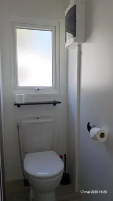 Salle de bains dans l'établissement Réveillez la Belle au Bois Dormant - Bungalow moderne, confort & linge inclus