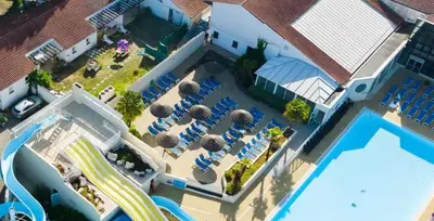 Piscine de l'établissement Réveillez la Belle au Bois Dormant - Bungalow moderne, confort & linge inclus ou située à proximité