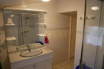 Salle de bains dans l'établissement La Grande maison de pays