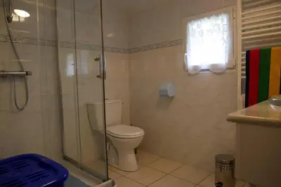 Salle de bains dans l'établissement La Grande maison de pays