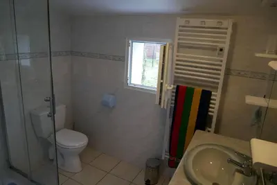 Salle de bains dans l'établissement La Grande maison de pays