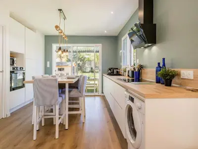 Cuisine ou kitchenette dans l'établissement Maison rénovée 2023 à 300m de la mer avec terrasse, jardin clos, clim et wifi - FR-1-306-1270