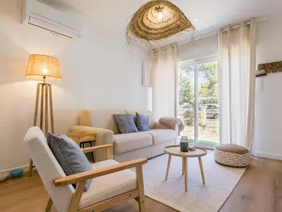Coin salon dans l'établissement Maison rénovée 2023 à 300m de la mer avec terrasse, jardin clos, clim et wifi - FR-1-306-1270