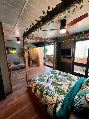 Un ou plusieurs lits dans un hébergement de l'établissement Oasis Tropical Sauna Privé Vue Mer & Plage À 100M