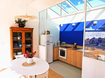 Cuisine ou kitchenette dans l'établissement L Atelier de Dimitri a 500m de la Plage