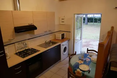 Cuisine ou kitchenette dans l'établissement La Petite maison de pays