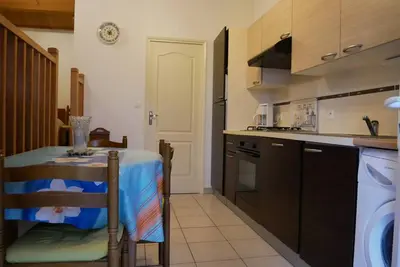 Cuisine ou kitchenette dans l'établissement La Petite maison de pays
