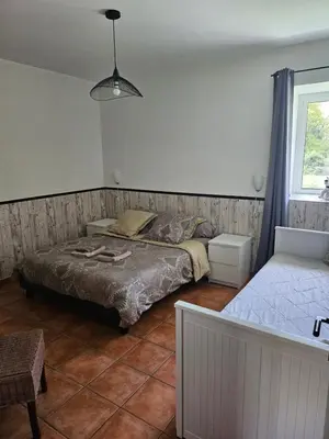Un ou plusieurs lits dans un hébergement de l'établissement Au détour du Puy Maison avec piscine intérieure à 15 mn Puy du Fou