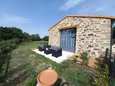Jardin de l'établissement Au détour du Puy Maison avec piscine intérieure à 15 mn Puy du Fou