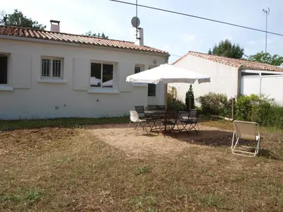 Jardin de l'établissement Maison 3 Chambres avec Jardin et Wi-Fi à 10 min de la Plage, Quartier Calme, Animaux Acceptés - FR-1-323-370