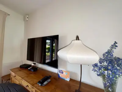 Télévision ou salle de divertissement dans l'établissement Maison 3 Chambres avec Jardin et Wi-Fi à 10 min de la Plage, Quartier Calme, Animaux Acceptés - FR-1-323-370