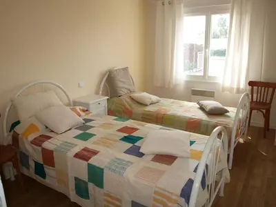 Un ou plusieurs lits dans un hébergement de l'établissement Maison 3 Chambres avec Jardin et Wi-Fi à 10 min de la Plage, Quartier Calme, Animaux Acceptés - FR-1-323-370