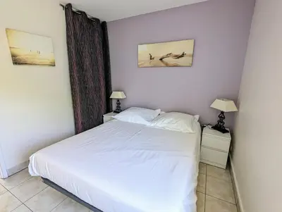 Un ou plusieurs lits dans un hébergement de l'établissement Appartement avec vue sur golf