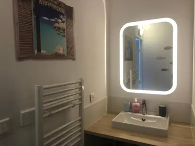 Salle de bains dans l'établissement Maison rénovée à 300m de la mer