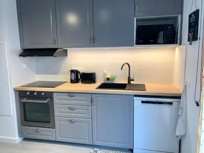 Cuisine ou kitchenette dans l'établissement Maison rénovée à 300m de la mer