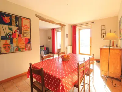 Coin salon dans l'établissement Charmant gîte familial avec jardin et Wifi, animaux admis - FR-1-622-77