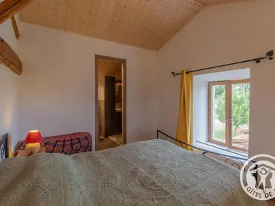 Un ou plusieurs lits dans un hébergement de l'établissement Gîte rustique avec 2 chambres, nature, animaux admis, wifi et parking - FR-1-622-78