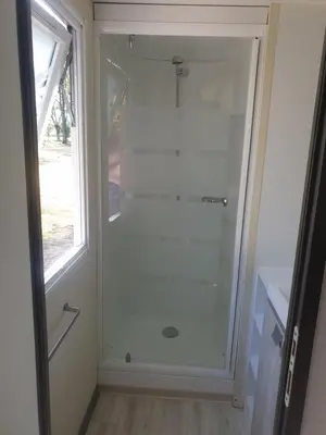 Salle de bains dans l'établissement Mobilhome proche Puy duFou