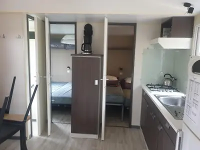 Cuisine ou kitchenette dans l'établissement Mobilhome proche Puy duFou