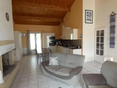 Coin salon dans l'établissement Maison lumineuse avec jardin - 4 personnes - FR-1-540-286