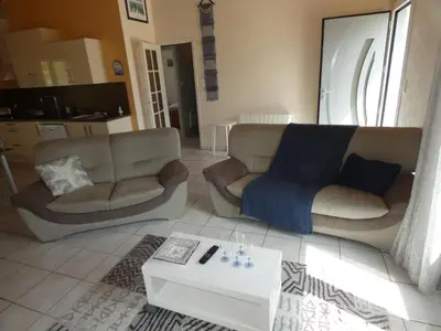 Coin salon dans l'établissement Maison lumineuse avec jardin - 4 personnes - FR-1-540-286