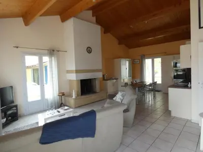 Télévision ou salle de divertissement dans l'établissement Maison lumineuse avec jardin - 4 personnes - FR-1-540-286