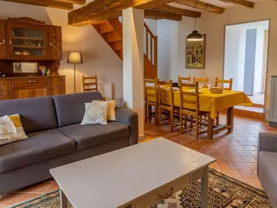 Coin salon dans l'établissement Gîte confortable 2 chambres avec jardin, animaux admis, Wifi, parking - FR-1-622-80