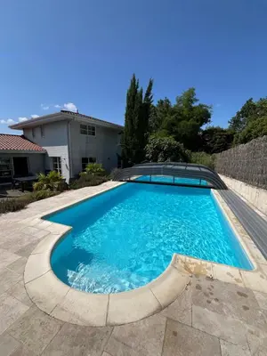 Piscine de l'établissement Gîte BEN & NAD proche du Puy DuFou ou située à proximité