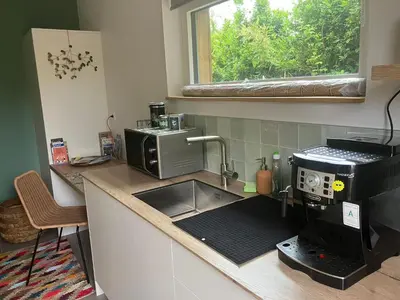 Cuisine ou kitchenette dans l'établissement La Bonbonnière en bois, Maison passive, Draps inclus, Parking sur rue facile & gratuit