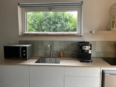 Cuisine ou kitchenette dans l'établissement La Bonbonnière en bois, Maison passive, Draps inclus, Parking sur rue facile & gratuit