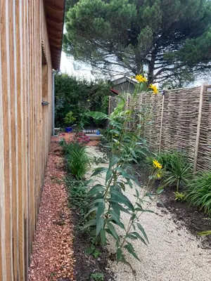 Jardin de l'établissement La Bonbonnière en bois, Maison passive, Draps inclus, Parking sur rue facile & gratuit