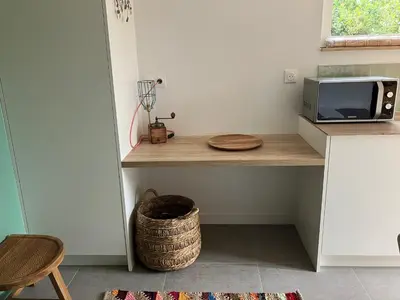 Cuisine ou kitchenette dans l'établissement La Bonbonnière en bois, Maison passive, Draps inclus, Parking sur rue facile & gratuit