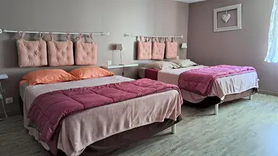 Un ou plusieurs lits dans un hébergement de l'établissement Les Chambres d'Isa, 15km du Puy du Fouu