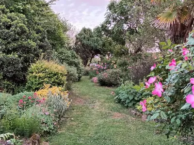 Jardin de l'établissement Gîte 80 m2 au calme et 20 mn de la mer