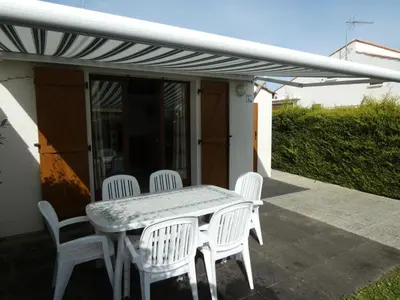 Terrasse ou espace extérieur de l'établissement Maison avec Piscine et Wifi à Notre-Dame-de-Monts - 5 pers. - FR-1-540-289