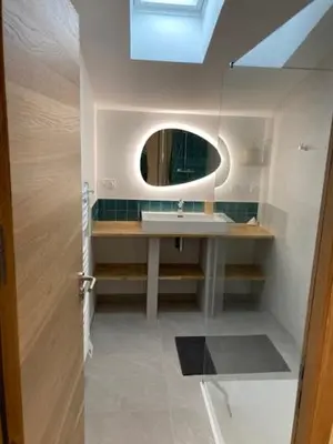 Salle de bains dans l'établissement Deux charmantes maisons proche de l'océan.
