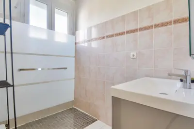 Salle de bains dans l'établissement 800m de la plage - Maison 4 adultes - 4 enfants