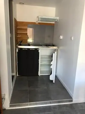 Cuisine ou kitchenette dans l'établissement Logement T2 avec terrasse idéal Loire à vélo