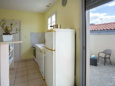 Cuisine ou kitchenette dans l'établissement Holiday Home La Vague Abonde by Interhome