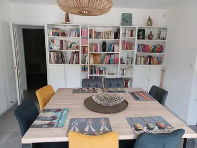 Bibliothèque dans la maison de vacances