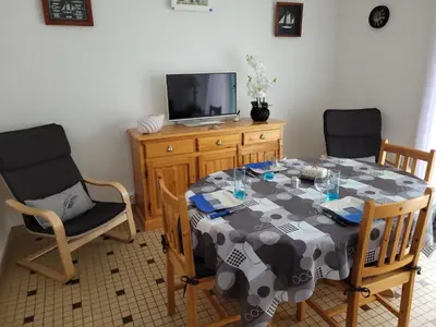 Télévision ou salle de divertissement dans l'établissement Les Pampres